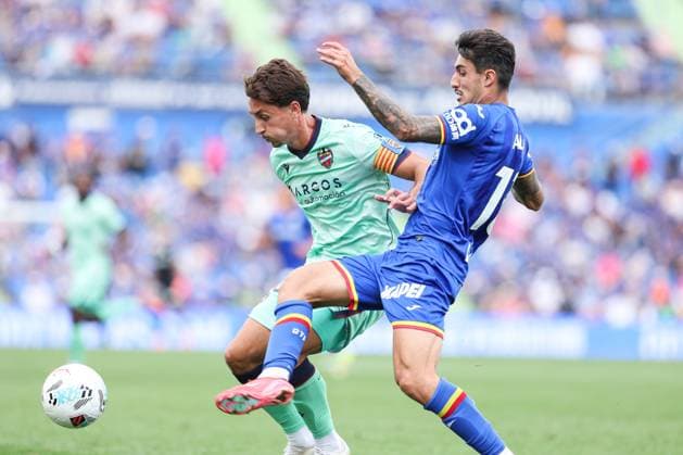 September 27, 2025, Getafe, Madrid, Spain: Pablo Martinez of Levante UD and Alex Sancris of Getafe CF in action during the Spanish League, LaLiga EA Sports, football match played between Getafe CF and Levante UD at Coliseum stadium on September 27, 2025, in Getafe, Madrid, Spain. Getafe Spain - ZUMAa181 20250927_zaa_a181_131 Copyright: xIrinaxR.xHipolitox