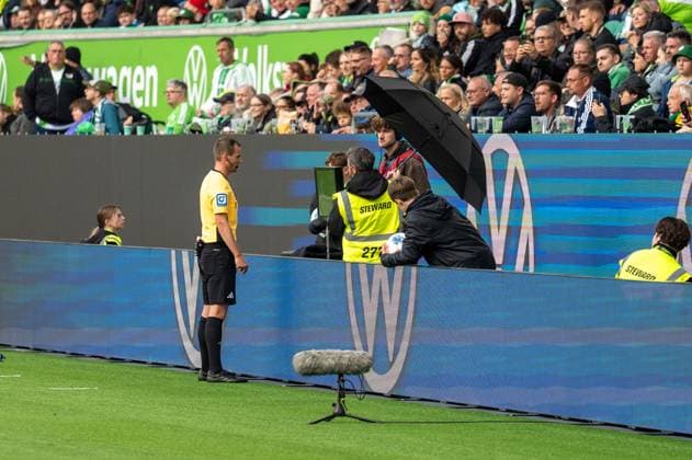 Germany Soccer 1 Bundesliga, Matchday 6 2025 2026, VfL Wolfsburg RB Leipzig on 27 09 2025 in Wolfsburg Volkswagen Arena VAR check for penalty kick Copyright: xSvenxHeidmannx