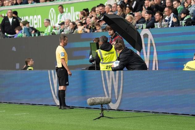Germany Soccer 1 Bundesliga, Matchday 6 2025 2026, VfL Wolfsburg RB Leipzig on 27 09 2025 in Wolfsburg Volkswagen Arena VAR check for penalty kick Copyright: xSvenxHeidmannx