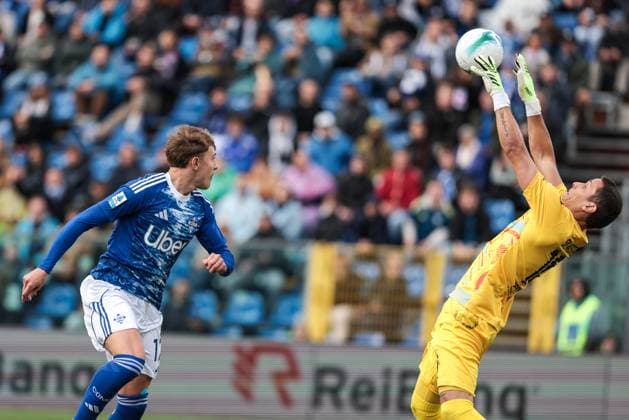 Como 1907 V US Cremonese - Serie A Marco Silvestri of US Cremonese saves during the Serie A football match between Como 1907 and US Cremonese in Como, Italy, on September 27, 2025, at Stadio Giuseppe Sinigaglia. Como Italy  Copyright: xEmanuelexComincinix originalFilename:comincini-como1907250927_npEix.jpg