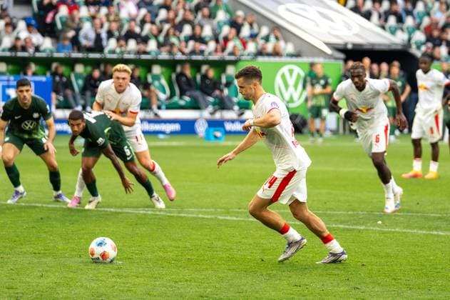 Germany Soccer 1 Bundesliga, Matchday 6 2025 2026, VfL Wolfsburg RB Leipzig on 27 09 2025 in Wolfsburg Volkswagen Arena Christoph Baumgartner RB Leipzig 14 takes the penalty kick Copyright: xSvenxHeidmannx
