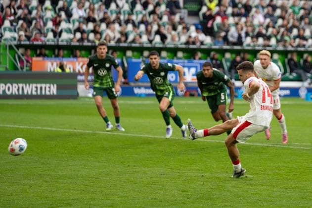 Germany Soccer 1 Bundesliga, Matchday 6 2025 2026, VfL Wolfsburg RB Leipzig on 27 09 2025 in Wolfsburg Volkswagen Arena Christoph Baumgartner RB Leipzig 14 takes the penalty kick Copyright: xSvenxHeidmannx