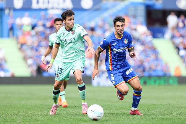 September 27, 2025, Getafe, Madrid, Spain: Manu Sanchez of Levante UD and Alex Sancris of Getafe CF in action during the Spanish League, LaLiga EA Sports, football match played between Getafe CF and Levante UD at Coliseum stadium on September 27, 2025, in Getafe, Madrid, Spain. Getafe Spain - ZUMAa181 20250927_zaa_a181_137 Copyright: xIrinaxR.xHipolitox