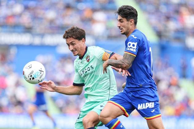 September 27, 2025, Getafe, Madrid, Spain: Pablo Martinez of Levante UD and Alex Sancris of Getafe CF in action during the Spanish League, LaLiga EA Sports, football match played between Getafe CF and Levante UD at Coliseum stadium on September 27, 2025, in Getafe, Madrid, Spain. Getafe Spain - ZUMAa181 20250927_zaa_a181_141 Copyright: xIrinaxR.xHipolitox