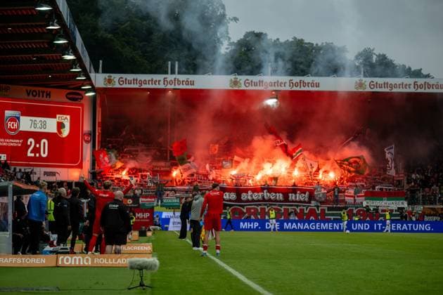 Pyro, Bengalo, GER, 1 FC Heidenheim vs FC Augsburg, Football, Bundesliga, Matchday 5, Season 2025 2026, 27 09 2025, DFL DFB REGULATES PROHIBIT ANY USE OF PHOTOGRAPHS AS IMAGE SEQUENCES AND OR QUASI VIDEO, GER, 1 FC Heidenheim vs FC Augsburg, Football, Bundesliga, Matchday 5, Season 2025 2026, 27 09 2025 Heidenheim Copyright: xEibner-Pressefotox EP_EER