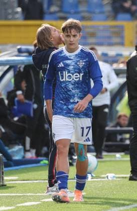 September 27, 2025, Como: Como 1907 s forward Jesus Rodriguez leaves the play ground for a red card during the Italian Serie A soccer match Como 1907 vs US Cremonese at Giuseppe Sinigaglia stadium in Como, Italy, 27 September 2025, Italy, ANSA ROBERTO BREGANI. Serie A: Como 1907 - US Cremonese  - ZUMAa110 20250927_zaf_a110_040 Copyright: xAnsa RobertoxBreganix