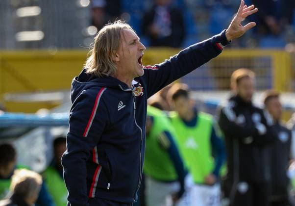September 27, 2025, Como: US Cremonese s coach Davide Nicola during the Italian Serie A soccer match Como 1907 vs US Cremonese at Giuseppe Sinigaglia stadium in Como, Italy, 27 September 2025, Italy, ANSA ROBERTO BREGANI Serie A: Como 1907 - US Cremonese  - ZUMAa110 20250927_zaf_a110_042 Copyright: xAnsa RobertoxBreganix