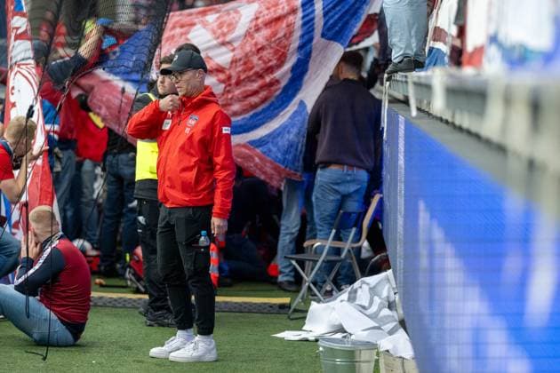 An ultra of FC Heidenheim has fallen from the fence of the Suedkurve and has to be treated, GER, 1 FC Heidenheim vs FC Augsburg, Football, Bundesliga, Matchday 5, Season 2025 2026, 27 09 2025, DFL DFB REGULATES PROHIBIT ANY USE OF PHOTOGRAPHS AS IMAGE SEQUENCES AND OR QUASI VIDEO, GER, 1 FC Heidenheim vs FC Augsburg, Football, Bundesliga, Matchday 5, Season 2025 2026, 27 09 2025 Heidenheim Copyright: xEibner-Pressefotox EP_EER