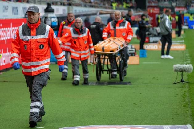 An ultra of FC Heidenheim has fallen from the fence of the Suedkurve and has to be treated, GER, 1 FC Heidenheim vs FC Augsburg, Football, Bundesliga, Matchday 5, Season 2025 2026, 27 09 2025, DFL DFB REGULATES PROHIBIT ANY USE OF PHOTOGRAPHS AS IMAGE SEQUENCES AND OR QUASI VIDEO, GER, 1 FC Heidenheim vs FC Augsburg, Football, Bundesliga, Matchday 5, Season 2025 2026, 27 09 2025 Heidenheim Copyright: xEibner-Pressefotox EP_EER