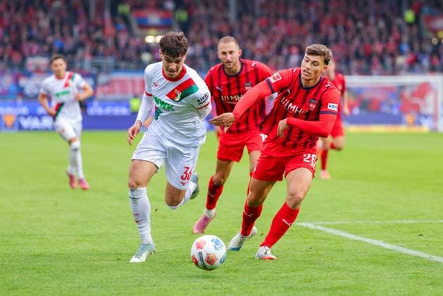 Mert Kömür 36, FC Augsburg and Luca Kerber 20, 1 FC Heidenheim at the match between 1 FC Heidenheim v FC Augsburg, Football, Men, Bundesliga, 2025 2026, Matchday 5 on 27 09 2025 in Heidenheim an der Brenz, Voith Arena DFL and DFB regulations prohibit any use of photographs as image sequences and or quasi video Baden Württemberg Germany