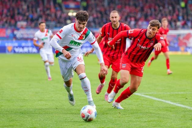 Mert Kömür 36, FC Augsburg and Luca Kerber 20, 1 FC Heidenheim at the match between 1 FC Heidenheim v FC Augsburg, Football, Men, Bundesliga, 2025 2026, Matchday 5 on 27 09 2025 in Heidenheim an der Brenz, Voith Arena DFL and DFB regulations prohibit any use of photographs as image sequences and or quasi video Baden Württemberg Germany