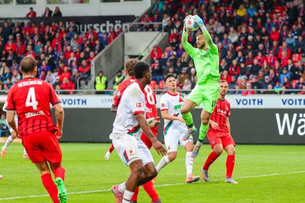 Diant Ramaj 41, 1 FC Heidenheim , keep the ball safe during the match between 1 FC Heidenheim v FC Augsburg, Football, Men, Bundesliga, 2025 2026, 5 Matchday on 27 09 2025 in Heidenheim an der Brenz, Voith Arena DFL and DFB regulations prohibit any use of photographs as image sequences and or quasi video Baden Württemberg Germany