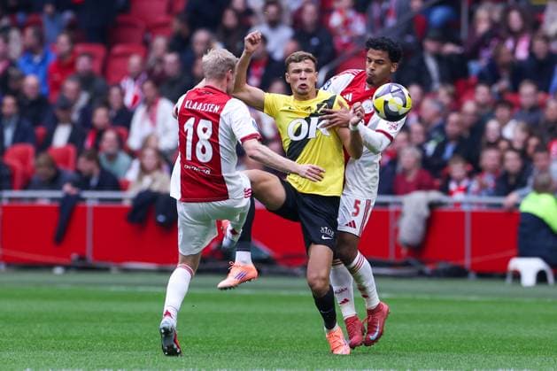 2025-09-27 AFC Ajax v NAC Breda - Dutch Eredivisie AMSTERDAM, NETHERLANDS - SEPTEMBER 27: Davy Klaassen of AFC Ajax, Sydney van Hooijdonk of NAC Breda, Owen Wijndal of AFC Ajax during the Dutch Eredivisie match between AFC Ajax and NAC Breda at Johan Cruijff ArenA on September 27, 2025 in Amsterdam, Netherlands. Amsterdam Johan Cruijff ArenA Netherlands Content not available for redistribution in The Netherlands directly or indirectly through any third parties. Copyright: xBenxGalx