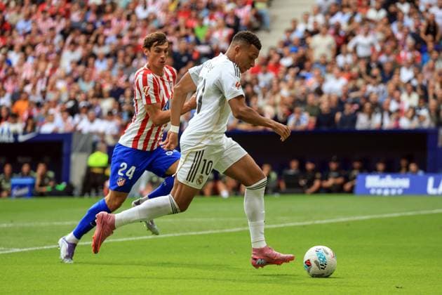 Spain - Atletico de Madrid vs Real Madrid CF - 27 09 2025 SPAIN, MADRID, SEPTEMBER 27. Kylian Mbappe of Real Madrid evades the challenge from Robin Le Normand of Atletico de Madrid and runs to score his side™s opening goal during the LaLiga EA Sports football match between Atletico de Madrid and Real Madrid CF at Estadio Riyadh Air Metropolitano on September 27, 2025 in Madrid, Spain. Photo by Manuel Blondeau AOP.Press Madrid Riyadh Air Metropolitano Spain Copyright: x ManuelxBlondeau AOP.Pressx AOP20250927-0001