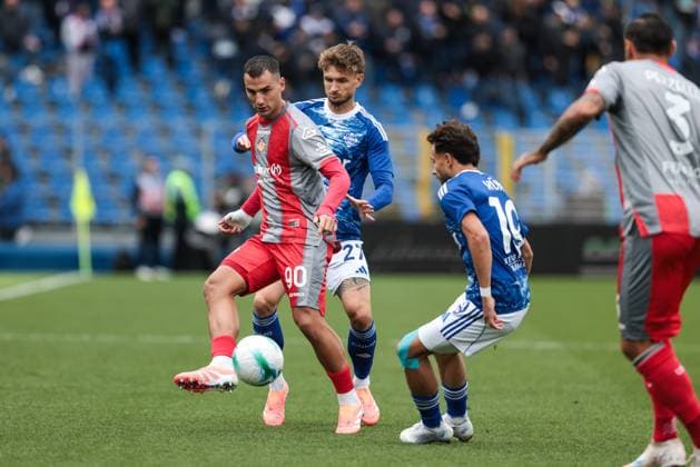 Como 1907 V US Cremonese - Serie A The contrast between Stefan Posch of Como 1907 and Federico Bonazzoli of US Cremonese occurs during the Serie A football match between Como 1907 and US Cremonese in Como, Italy, on September 27, 2025, at Stadio Giuseppe Sinigaglia. Como Italy  Copyright: xEmanuelexComincinix originalFilename:comincini-como1907250927_npYUf.jpg