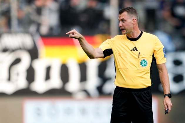 Florian Lechner referee, gives instructions, gestures, gesticulates with arms, single image, single photo, action, action, 27 09 2025, Mannheim Germany , Soccer, 3 Liga, SV Waldhof Mannheim Rot Weiss Essen, DFB DFL REGULATIONS PROHIBIT ANY USE OF PHOTOGRAPHS AS IMAGE SEQUENCES AND OR QUASI VIDEO xozx