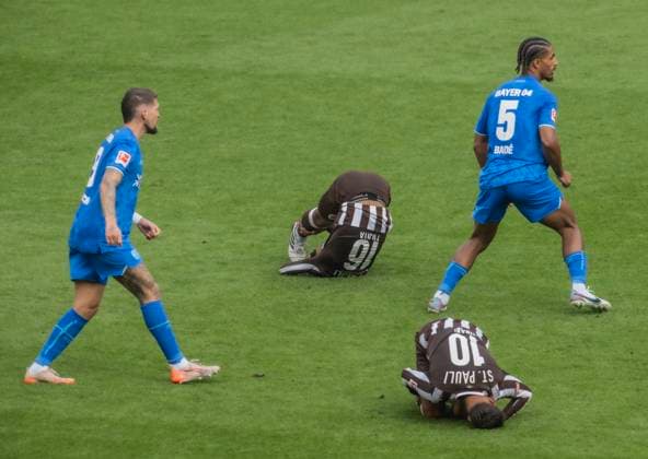 FC St Pauli vs Bayer Leverkusen 1 2 27 09 2025 Millerntor Stadion, BundesLigaspiel, 1 Bundesliga, FC St Pauli vs Bayer Leverkusen 1 2 im Bild Although the better team Robert Andrich and Loic Bade Bayer Leverkusen lost against Joel Chima Fujita and Daniel Sinani FC St Pauli Â