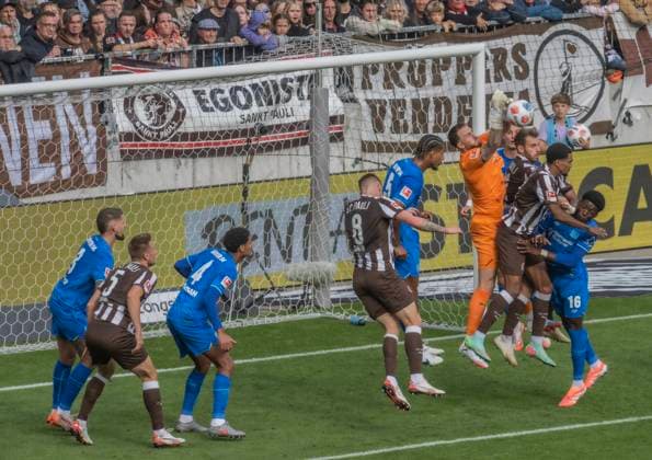 FC St Pauli vs Bayer Leverkusen 1 2 27 09 2025 Millerntor Stadion, BundesLigaspiel, 1 Bundesliga, FC St Pauli vs Bayer Leverkusen 1 2 im Bild After a corner for FC St Pauli there is trouble in the Leverkusen penalty area Loic Bade and goalkeeper Mark Flekken Bayer Leverkusen do not get the ball under control on the left the scorer Hauke Wahl FC St Pauli is already waiting Â