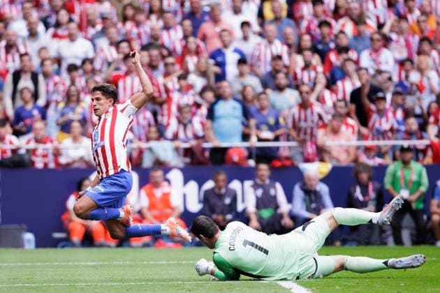 LA LIGA EA Sports - Atletico de Madrid vs Real Madrid MADRID,SPAIN - 27 September: Giuliano Simeone of Atletico de Madrid and Thibaut Courtois of Real Madrid fight for the ball during the La Liga 2025 26 match between Atletico de Madrid and Real Madrid at Riyadh Air Metropolitano Stadium. (Photo by Guillermo Martinez) Madrid Riyadh Air Metropolitano Stadium Spain Copyright: xGuillermoxMartinezx