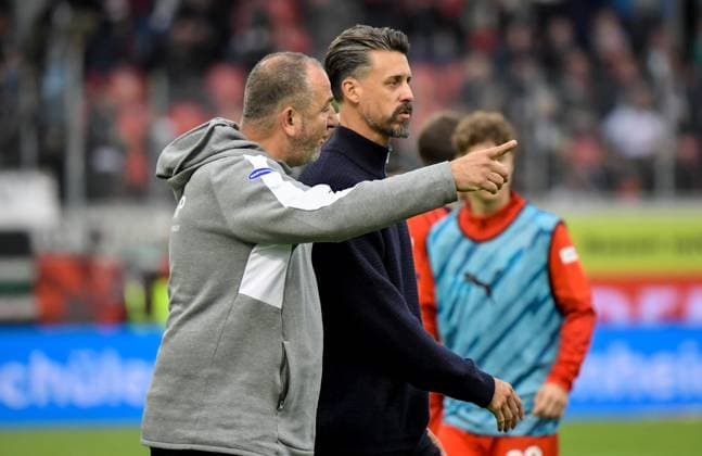 27 09 2025, xemx, Fussball 1 Bundesliga, 1 FC Heidenheim FC Augsburg v l Mannschaft, Spieler, enttaeuscht, enttaeuscht anschauen nach Spielende, dissapointed at the end of the match Cheftrainer Sandro Wagner FC Augsburg Cheftrainer Frank Schmidt 1 FC Heidenheim DFL DFB REGULATIONS PROHIBIT ANY USE OF PHOTOGRAPHS as IMAGE SEQUENCES and or QUASI VIDEO Heidenheim