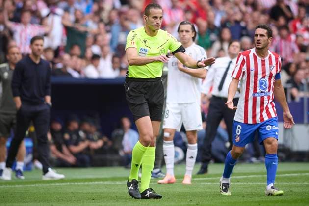 Spanish La Liga EA Sports soccer match Atletico Madrid vs Real Madrid at Riyadh Air Metropolitano stadium in Madrid, Spain. 27 September 2025 Referee at VAR view 900 Cordon Press  900 CordonxPress LOF - Atletico Madrid vs Real Madrid