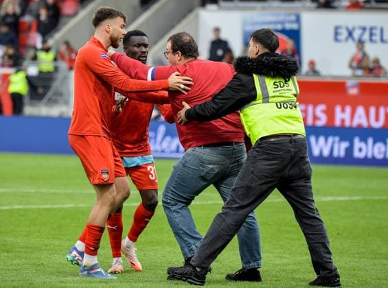 27 09 2025, xemx, Soccer 1 Bundesliga, 1 FC Heidenheim FC Augsburg v l post-match altercations with fans, players, coach head coach Frank Schmidt 1 FC Heidenheim DFL DFB REGULATIONS PROHIBIT ANY USE OF PHOTOGRAPHS as IMAGE SEQUENCES and or QUASI VIDEO Heidenheim