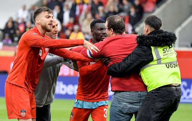 27 09 2025, xemx, Soccer 1 Bundesliga, 1 FC Heidenheim FC Augsburg v l post-match altercations with fans, players, coach head coach Frank Schmidt 1 FC Heidenheim DFL DFB REGULATIONS PROHIBIT ANY USE OF PHOTOGRAPHS as IMAGE SEQUENCES and or QUASI VIDEO Heidenheim