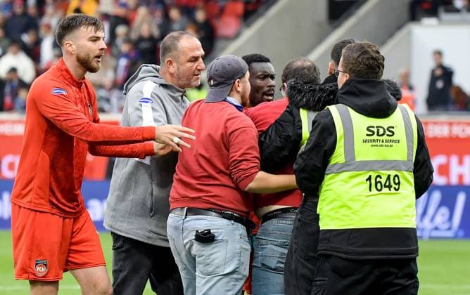 27 09 2025, xemx, Soccer 1 Bundesliga, 1 FC Heidenheim FC Augsburg v l post-match altercations with fans, players, coach head coach Frank Schmidt 1 FC Heidenheim DFL DFB REGULATIONS PROHIBIT ANY USE OF PHOTOGRAPHS as IMAGE SEQUENCES and or QUASI VIDEO Heidenheim
