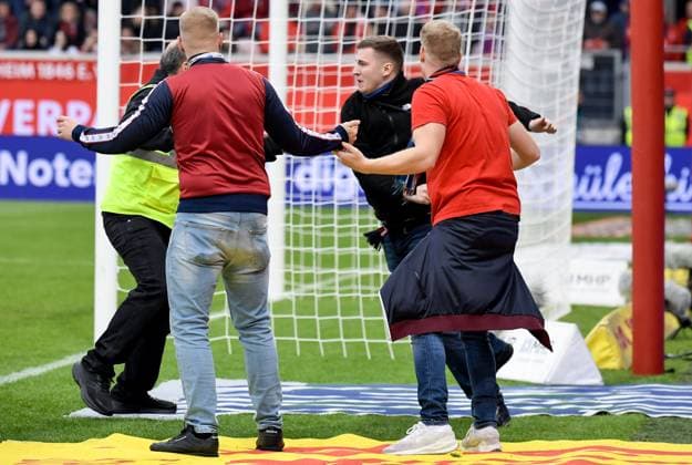 27 09 2025, xemx, Soccer 1 Bundesliga, 1 FC Heidenheim FC Augsburg v l post-match altercations with fans, players, coach head coach Frank Schmidt 1 FC Heidenheim DFL DFB REGULATIONS PROHIBIT ANY USE OF PHOTOGRAPHS as IMAGE SEQUENCES and or QUASI VIDEO Heidenheim