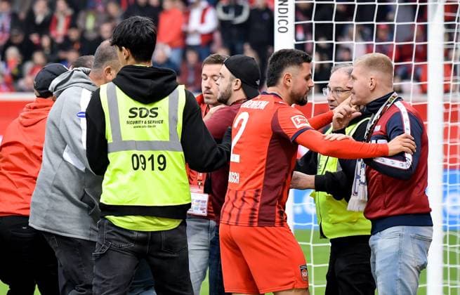 27 09 2025, xemx, Soccer 1 Bundesliga, 1 FC Heidenheim FC Augsburg v l post-match altercations with fans, players, coach head coach Frank Schmidt 1 FC Heidenheim DFL DFB REGULATIONS PROHIBIT ANY USE OF PHOTOGRAPHS as IMAGE SEQUENCES and or QUASI VIDEO Heidenheim