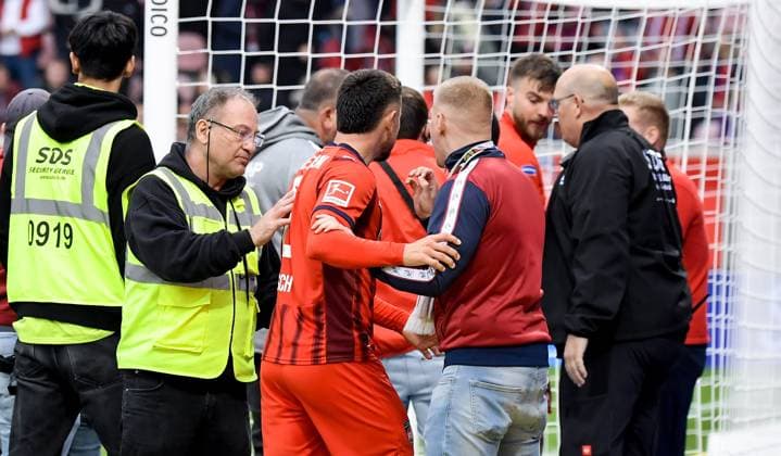 27 09 2025, xemx, Soccer 1 Bundesliga, 1 FC Heidenheim FC Augsburg v l post-match altercations with fans, players, coach head coach Frank Schmidt 1 FC Heidenheim DFL DFB REGULATIONS PROHIBIT ANY USE OF PHOTOGRAPHS as IMAGE SEQUENCES and or QUASI VIDEO Heidenheim