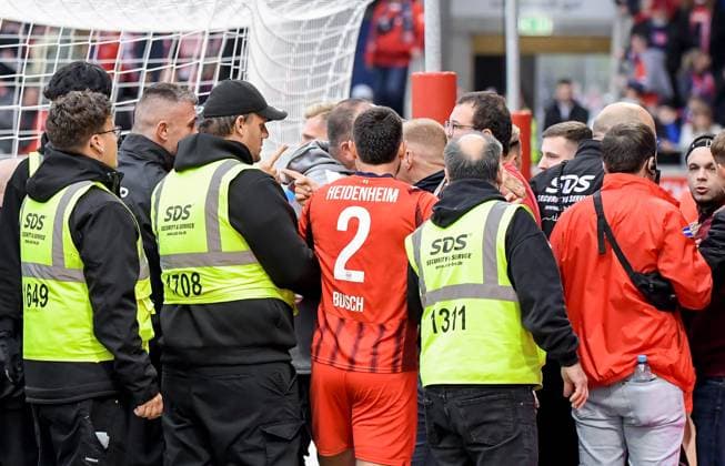 27 09 2025, xemx, Soccer 1 Bundesliga, 1 FC Heidenheim FC Augsburg v l post-match altercations with fans, players, coach head coach Frank Schmidt 1 FC Heidenheim DFL DFB REGULATIONS PROHIBIT ANY USE OF PHOTOGRAPHS as IMAGE SEQUENCES and or QUASI VIDEO Heidenheim