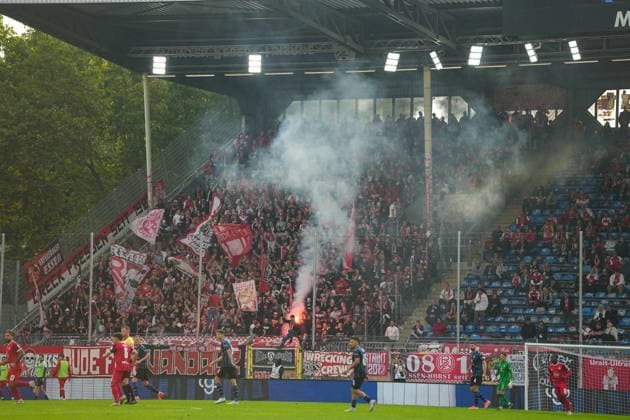 Soccer 3 Liga, Matchday 8, SV Waldhof Mannheim Rot Weiss Essen on 27 09 2025 in Mannheim Carl Benz Stadion , Germany, Season 2025 2026 DFL REGULATIONS PROHIBIT ANY USE OF PHOTOGRAPHS AS IMAGE SEQUENCES AND OR QUASI VIDEO The guest fans of RWE in Mannheim Mannheim Carl Benz Stadion Germany Copyright: xChristophxKinzingerx