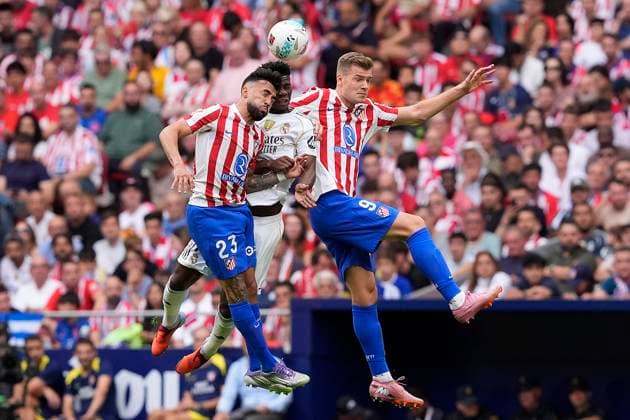 ATLETICO DE MADRID v REAL MADRID. LA LIGA 2025 2026. ROUND 7. Atletico de Madrid s Nico Gonzalez (l) and Alexander Sorloth (r) and Real Madrid s Aurelien Tchouameni during La Liga match. September 27, 2025. (ALTERPHOTOS Acero) MadridSpain  Copyright: xAcerox