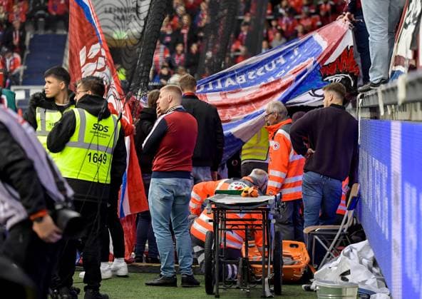 27 09 2025, xemx, Soccer 1 Bundesliga, 1 FC Heidenheim FC Augsburg v l Fan is treated who is supported by Tribuene DFL DFB REGULATIONS PROHIBIT ANY USE OF PHOTOGRAPHS as IMAGE SEQUENCES and or QUASI VIDEO Heidenheim