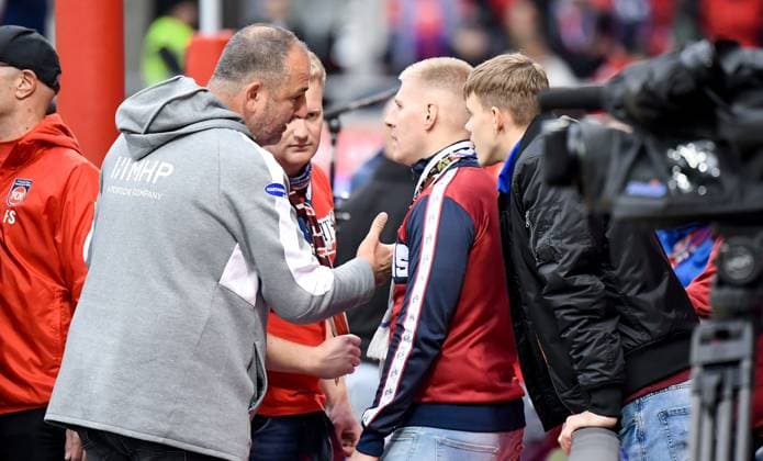 27 09 2025, xemx, Soccer 1 Bundesliga, 1 FC Heidenheim FC Augsburg v l post-match altercations with fans, players, coach head coach Frank Schmidt 1 FC Heidenheim DFL DFB REGULATIONS PROHIBIT ANY USE OF PHOTOGRAPHS as IMAGE SEQUENCES and or QUASI VIDEO Heidenheim