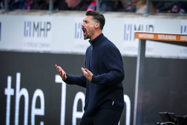Head coach Sandro Wagner FC Augsburg gives instructions to the team, gesticulates, shouts, 1 FC Heidenheim 1846 vs FC Augsburg, DFL, Bundesliga, Saison 2025 2026, Voith Arena, Hinrunde, 5 Spieltag, 27 09 2025 DFB regulations prohibit any use of photographs as image sequences and or quasi video Heidenheim Baden Wuerttemberg Germany Copyright: xkolbert-press MartinxAgüerax