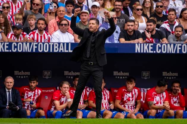 Atletico de Madrid v Real Madrid - LaLiga EA Sports Diego Pablo Simeone, head coach of Atletico de Madrid, is seen giving indications to his players during the LaLiga EA Sports football match between Atletico de Madrid and Real Madrid CF at Estadio Riyadh Air Metropolitano on September 27, 2025 in Madrid, Spain. Madrid Estadio Riyadh Air Metropolitano Madrid Spain Copyright: xAlbertoxGardinx AGardin_20250927_Foot_Liga_AtlMad_ReaMad_0325