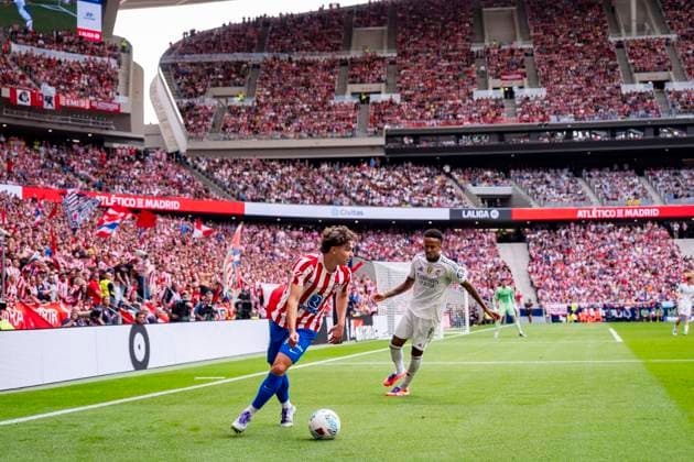 Atletico de Madrid v Real Madrid - LaLiga EA Sports Julian Alvarez of Atletico de Madrid (L) is in action with the ball defended by Eder Militao of Real Madrid (R) during the LaLiga EA Sports football match between Atletico de Madrid and Real Madrid CF at Estadio Riyadh Air Metropolitano on September 27, 2025 in Madrid, Spain. Madrid Estadio Riyadh Air Metropolitano Madrid Spain Copyright: xAlbertoxGardinx AGardin_20250927_Foot_Liga_AtlMad_ReaMad_0580