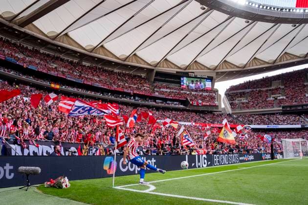 Atletico de Madrid v Real Madrid - LaLiga EA Sports Julian Alvarez of Atletico de Madrid takes a corner kick during the LaLiga EA Sports football match between Atletico de Madrid and Real Madrid CF at Estadio Riyadh Air Metropolitano on September 27, 2025 in Madrid, Spain. Madrid Estadio Riyadh Air Metropolitano Madrid Spain Copyright: xAlbertoxGardinx AGardin_20250927_Foot_Liga_AtlMad_ReaMad_0612