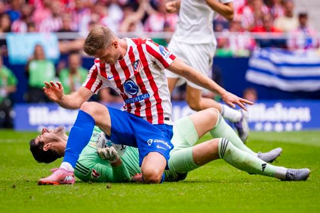 Atletico de Madrid v Real Madrid - LaLiga EA Sports Alexander Sorloth of Atletico de Madrid (U) is in action against Thibaut Courtois of Real Madrid (D) during the LaLiga EA Sports football match between Atletico de Madrid and Real Madrid CF at Estadio Riyadh Air Metropolitano on September 27, 2025 in Madrid, Spain. Madrid Estadio Riyadh Air Metropolitano Madrid Spain Copyright: xAlbertoxGardinx AGardin_20250927_Foot_Liga_AtlMad_ReaMad_0618