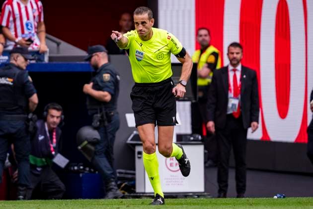 Atletico de Madrid v Real Madrid - LaLiga EA Sports Referee Javier Alberola Rojas disallowed a goal against Atletico Madrid after reviewing the VAR during the LaLiga EA Sports football match between Atletico de Madrid and Real Madrid CF at Estadio Riyadh Air Metropolitano on September 27, 2025 in Madrid, Spain. Madrid Estadio Riyadh Air Metropolitano Madrid Spain Copyright: xAlbertoxGardinx AGardin_20250927_Foot_Liga_AtlMad_ReaMad_1009