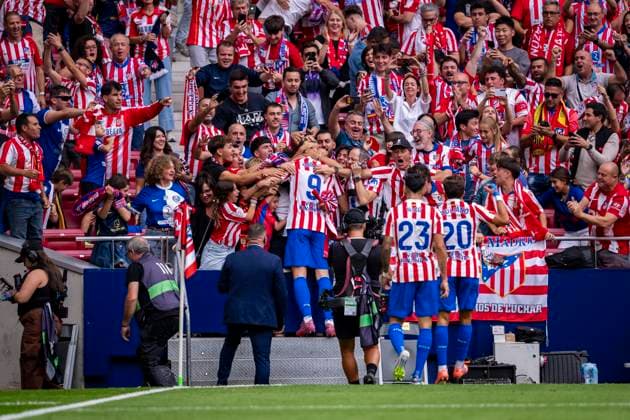 Atletico de Madrid v Real Madrid - LaLiga EA Sports Alexander Sorloth of Atletico de Madrid celebrates his goal with the fans during the LaLiga EA Sports football match between Atletico de Madrid and Real Madrid CF at Estadio Riyadh Air Metropolitano on September 27, 2025 in Madrid, Spain. Madrid Estadio Riyadh Air Metropolitano Madrid Spain Copyright: xAlbertoxGardinx AGardin_20250927_Foot_Liga_AtlMad_ReaMad_1104