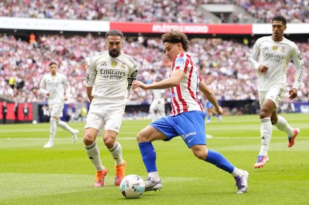 Atletico de Madrid v Real Madrid CF - LaLiga EA Sports MADRID, SPAIN - SEPTEMBER 27: Julian Alvarez centre-forward of Atletico de Madrid and Argentina and David Alaba centre-back of Real Madrid and Austria compete for the ball during the LaLiga EA Sports match between Atletico de Madrid and Real Madrid CF at Riyadh Air Metropolitano on September 27, 2025 in Madrid, Spain. Jose Hernandez Anadolu Madrid Spain. Editorial use only. Please get in touch for any other usage.  Copyright: x2025xAnadoluxJosexHernandezx
