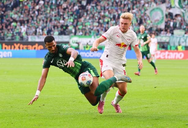 Wolfsburg RB Leipzig Bundesliga Wolfsburg, 27 09 2025, Volkswagen Arena, Bundesliga, Matchday 5 , VFL WOLFSBURG vs RB LEIPZIG 0 1 0 1 , In the picture from l Moritz Jenz 15, Wolfsburg and Conrad Harder 11, RB Leipzig , Picture Point
