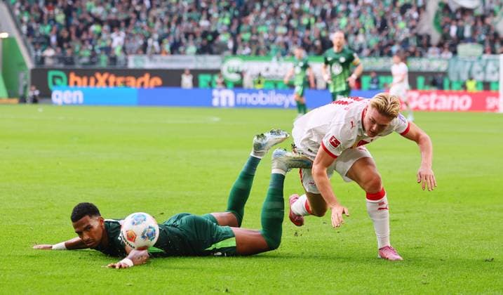 Wolfsburg RB Leipzig Bundesliga Wolfsburg, 27 09 2025, Volkswagen Arena, Bundesliga, Matchday 5 , VFL WOLFSBURG vs RB LEIPZIG 0 1 0 1 , In the picture from l Moritz Jenz 15, Wolfsburg and Conrad Harder 11, RB Leipzig , Picture Point
