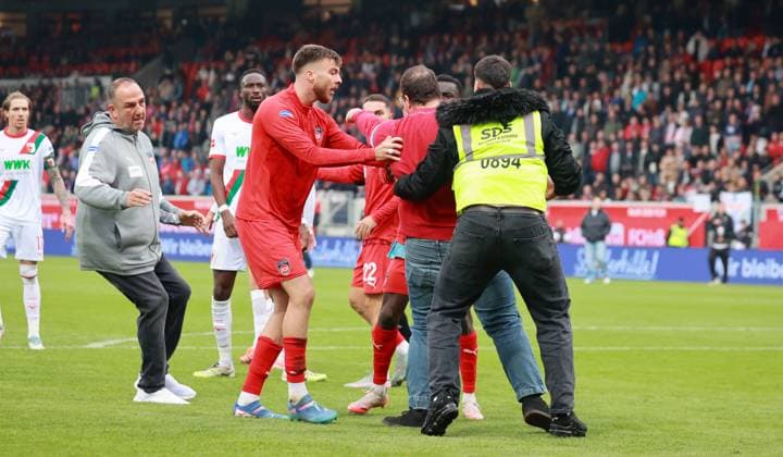 27 09 25 1 FC Heidenheim FC Augsburg Germany, Heidenheim, 27 09 2025, Football, Bundesliga, 1 FC Heidenheim Augsburg Frank Schmidt Coach 1 FC Heidenheim with fans on the pitch