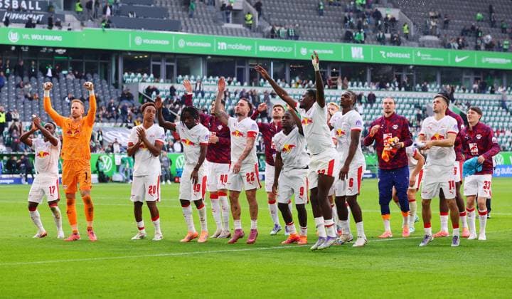 Wolfsburg RB Leipzig Bundesliga Wolfsburg, 27 09 2025, Volkswagen Arena, Bundesliga, Matchday 5 , VFL WOLFSBURG vs RB LEIPZIG 0 1 0 1 , Final cheer RB Leipzig , Picture Point