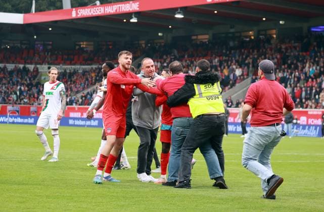 27 09 25 1 FC Heidenheim FC Augsburg Germany, Heidenheim, 27 09 2025, Football, Bundesliga, 1 FC Heidenheim Augsburg Frank Schmidt Coach 1 FC Heidenheim with fans on the pitch