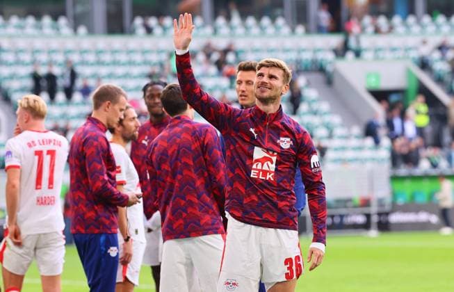 Wolfsburg RB Leipzig Bundesliga Wolfsburg, 27 09 2025, Volkswagen Arena, Bundesliga, Matchday 5 , VFL WOLFSBURG vs RB LEIPZIG 0 1 0 1 , Final cheer RB Leipzig In the picture Timo Werner 36, RB Leipzig was celebrated by the RB fans , Picture Point